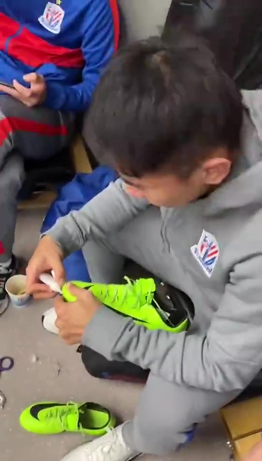 ?赵明剑晒于汉超补鞋视频，感慨：怪不得总能进，鞋子不舍得换