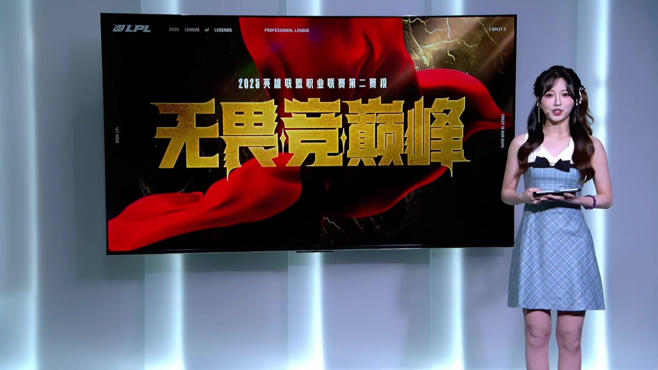 宝贝注意保暖！美女主持阿芙蓝色连衣裙 小黑蝴蝶结美丽冻人