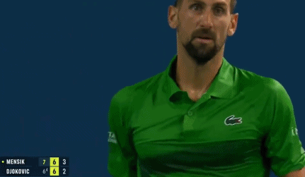 看着都累啊！德约第二盘抢七多拍后，直接瘫倒在地大喘气