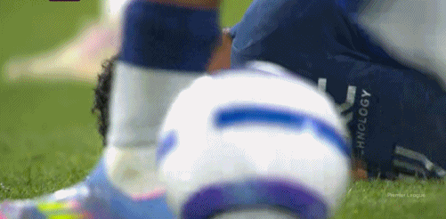 胖虎无奈?卡塞米罗侧脸遭对手肘击，反被主裁吹了自己犯规