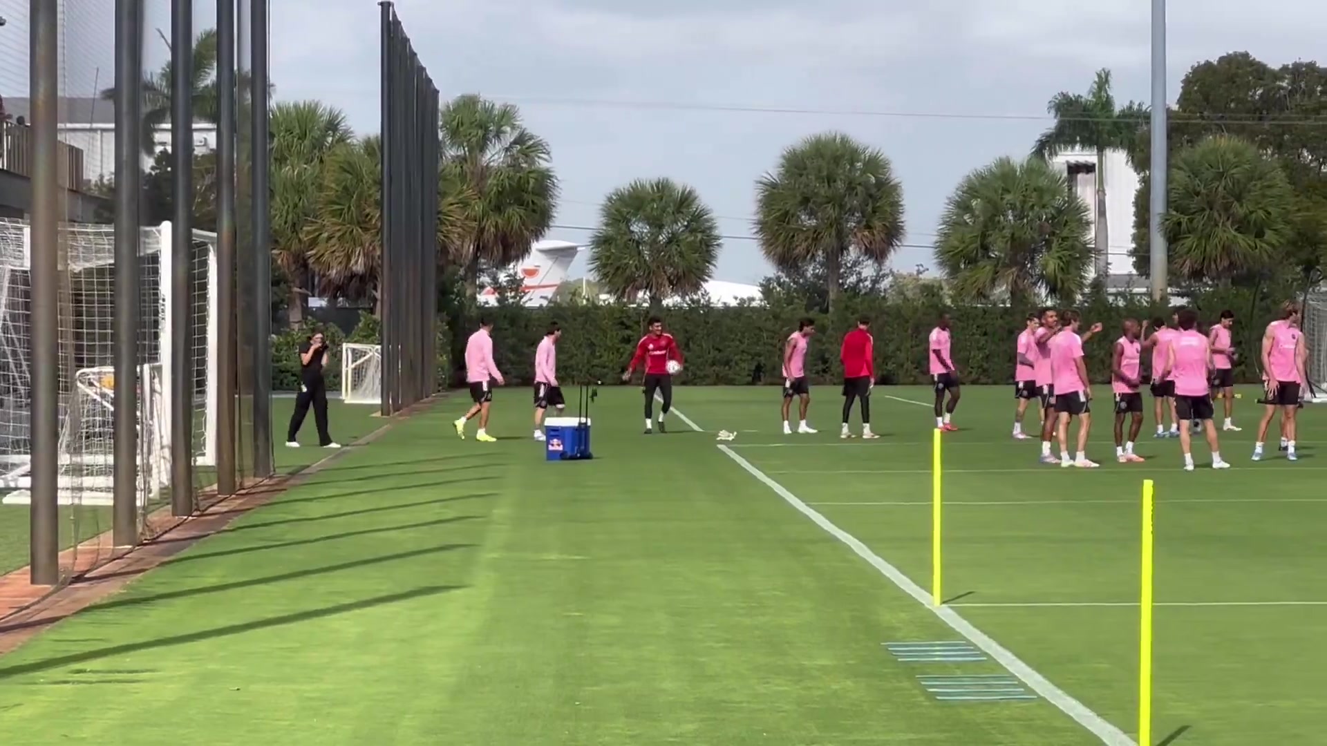 跟队：梅西今天进行了恢复训练，在“保镖”苏亚雷斯陪同下上场