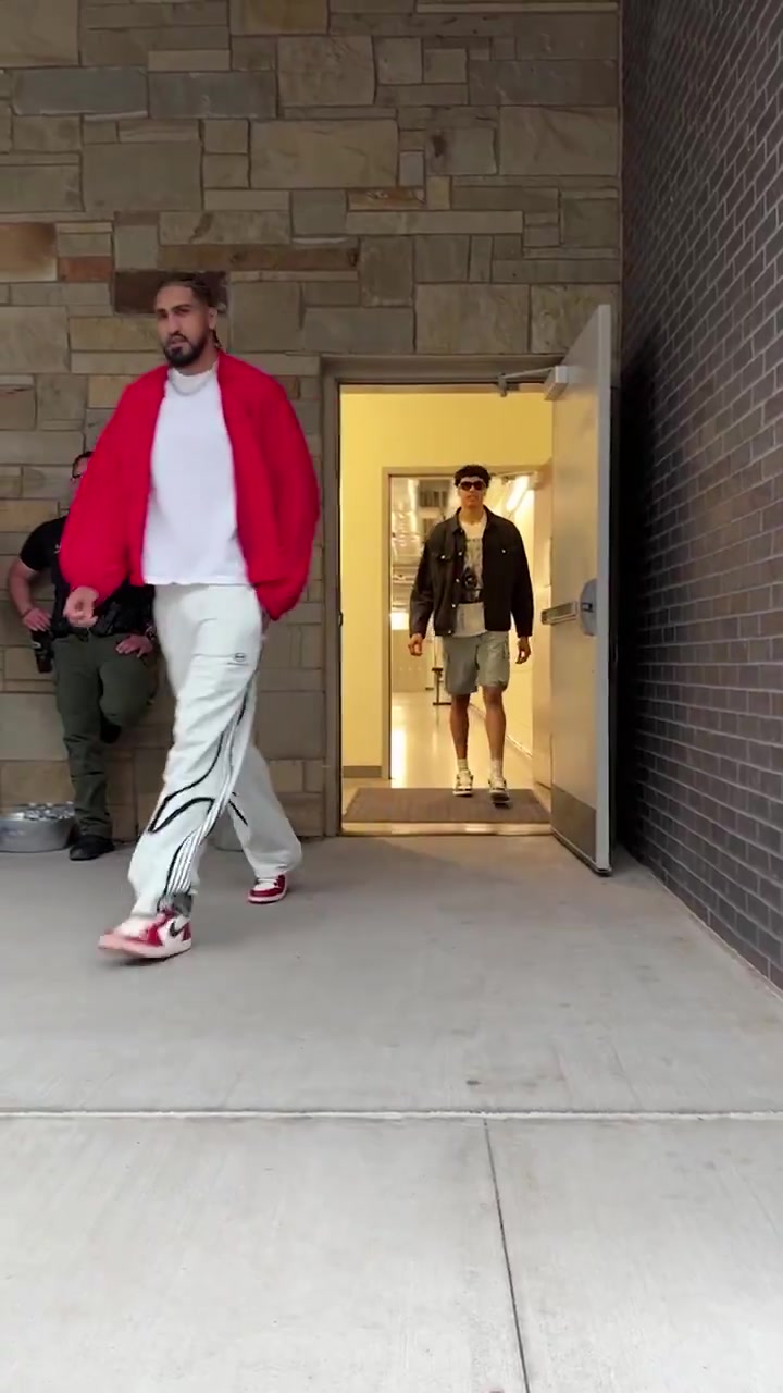 ?步行者入场穿搭：哈利伯顿白衣飘飘 特纳花外套尽显潮男风范