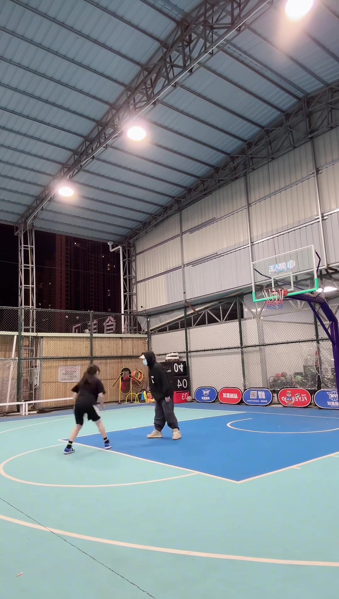 都是77?“宝贝77”?身材炸裂&运球娴熟 今日上身东契奇球衣